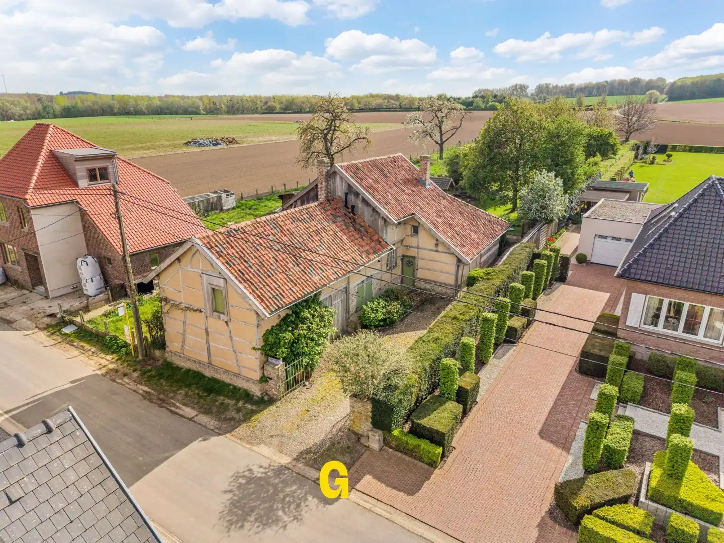Uitzonderlijke gerestaureerde vakwerkwoning met zuidwest gerichte tuin op 13 a 79ca met weidse zichten op de achterliggende velden.  foto {{pictureIndex}}