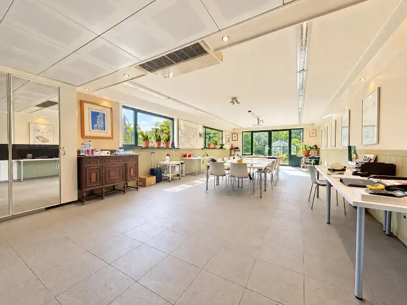 Klassevolle villa met royale ruimtes en mooie tuin in een residentiële buurt foto 13