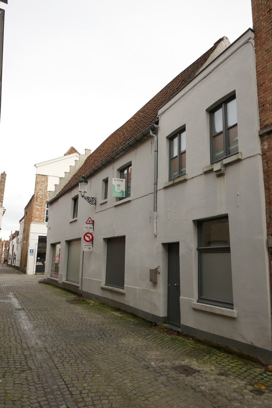 Hoekgebouw met verhuurde winkelruimte en duplex appartement op drukke invalsweg te Brugge. foto 6