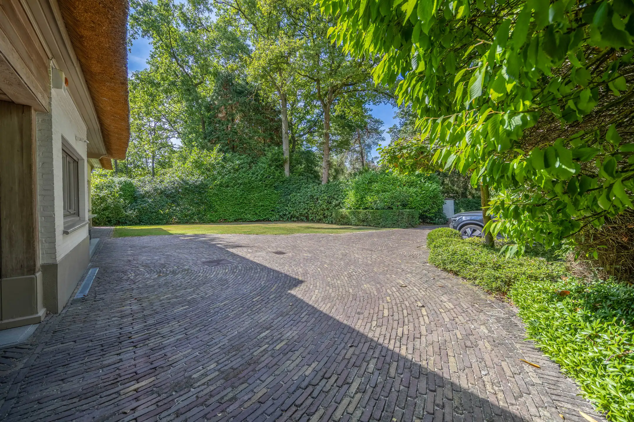 Charmante klasse-villa met rieten dak in bosrijke omgeving foto 42