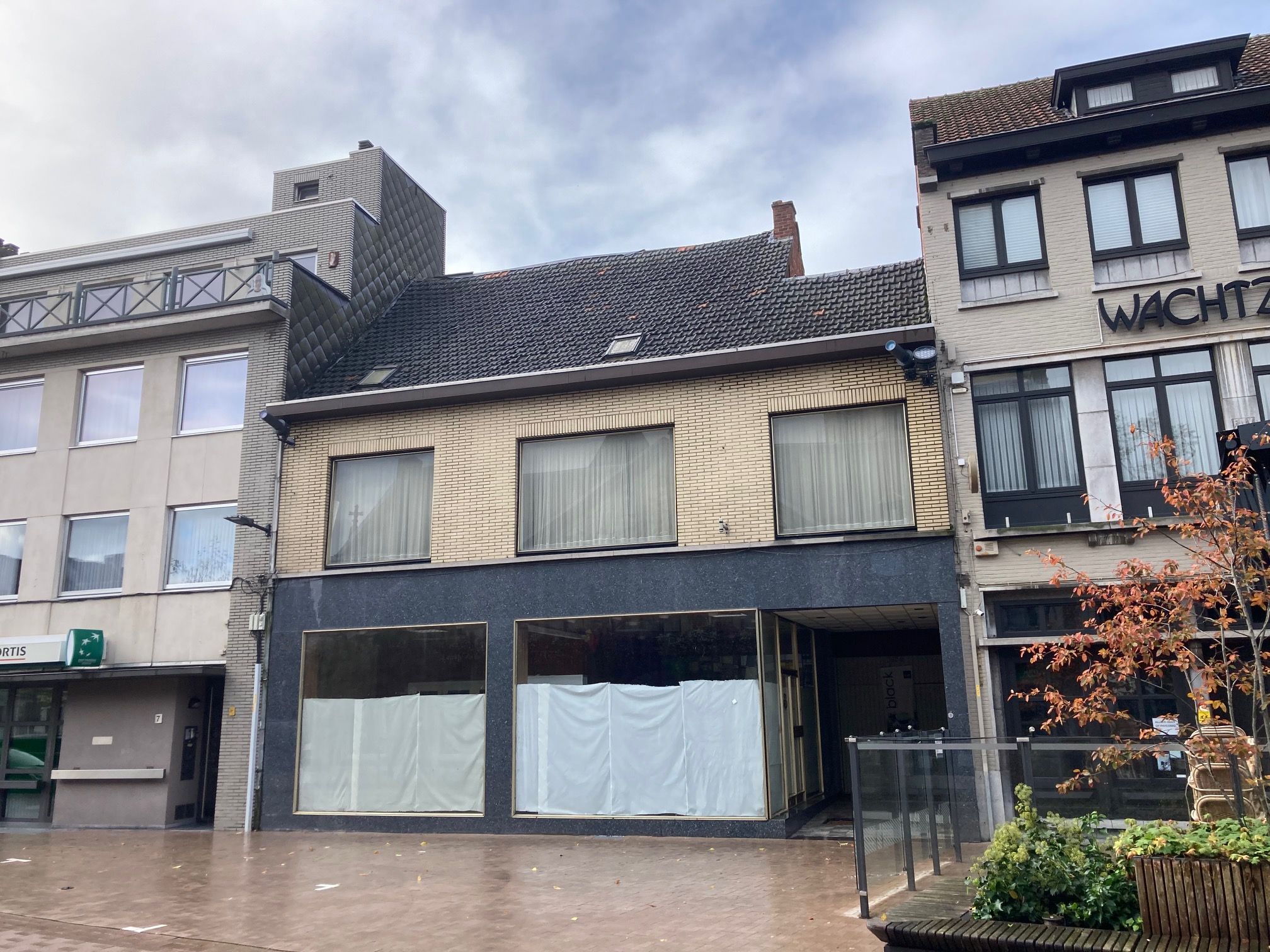 Handelshuis met magazijn op toplocatie foto {{pictureIndex}}