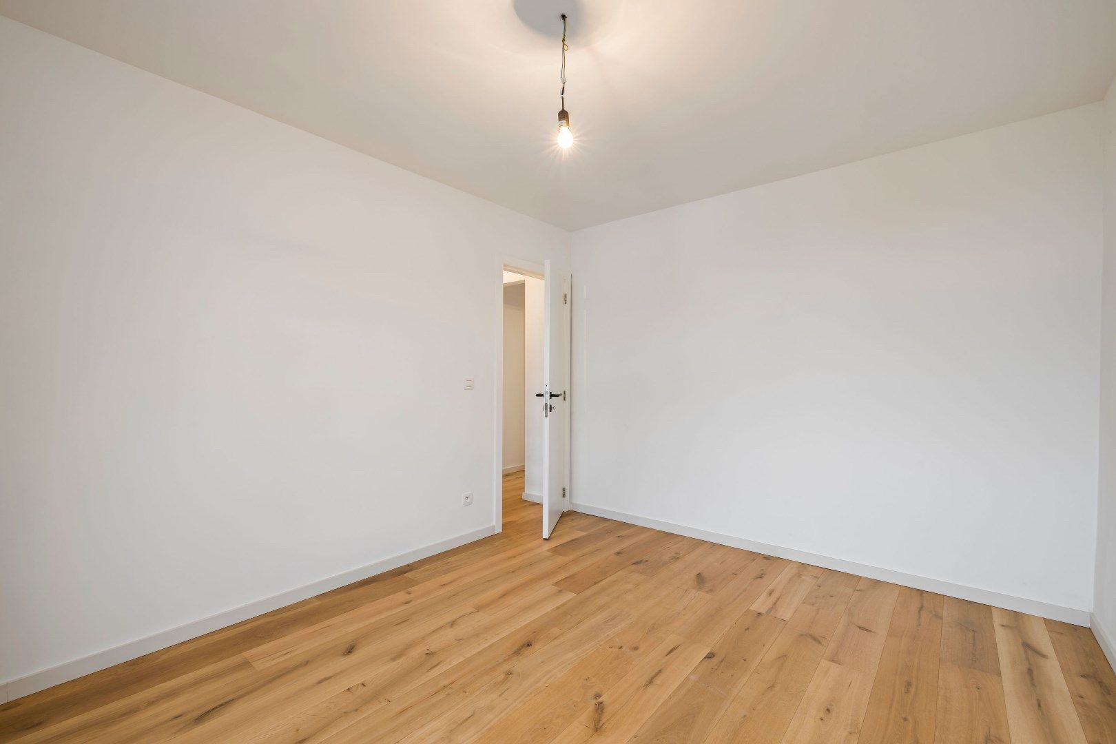 Luxueus gerenoveerde (2025) woning bijgebouw & ruime tuin in Zwijndrecht foto 13