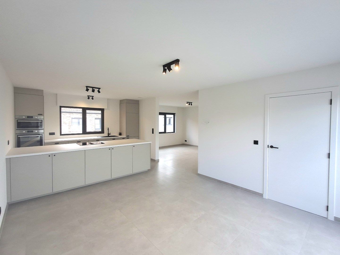 RUIM, VOLLEDIG GERENOVEERD APPARTEMENT MET TWEE SLAAPKAMERS EN GARAGE IN HARTJE AARSELE foto 5