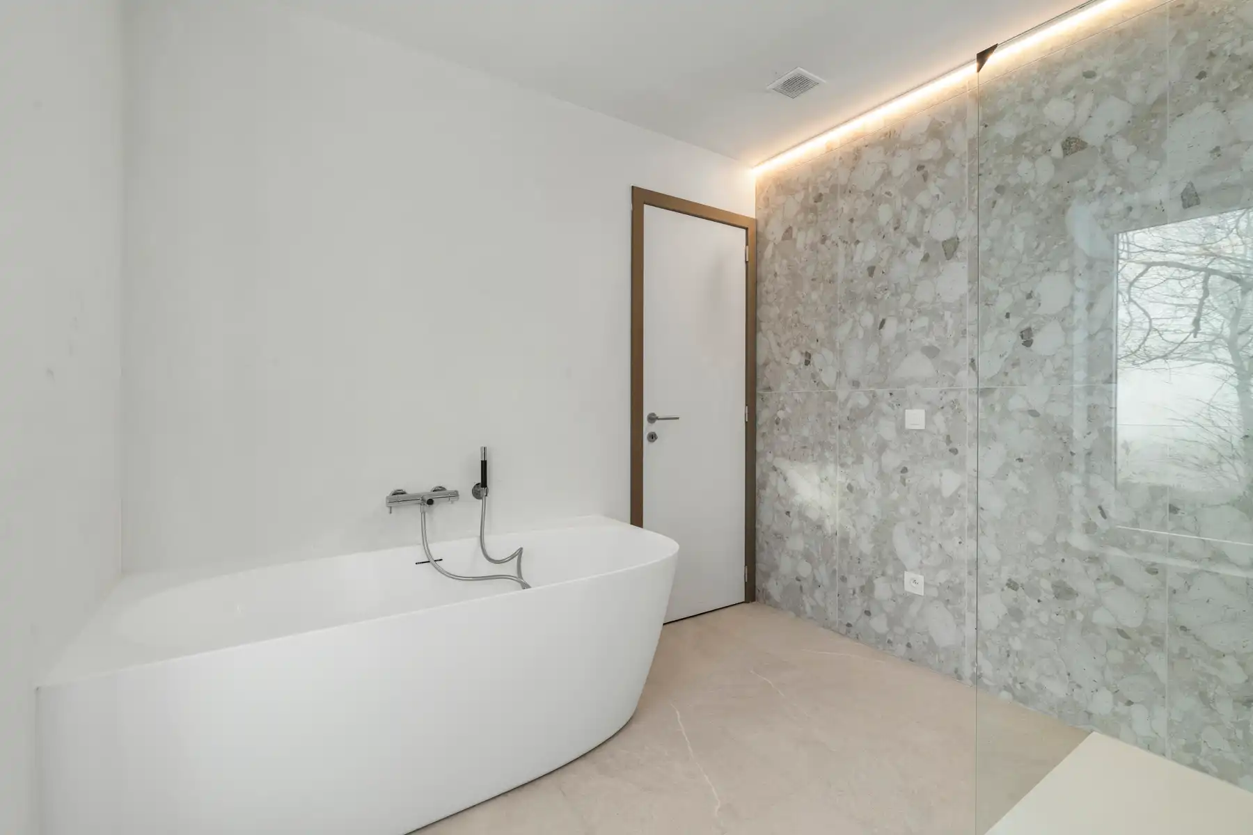 Moderne, halfopen woning foto 6