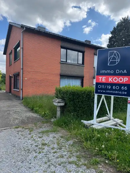Halfopen gezinswoning met 3 slaapkamers en een grote tuin. foto 3