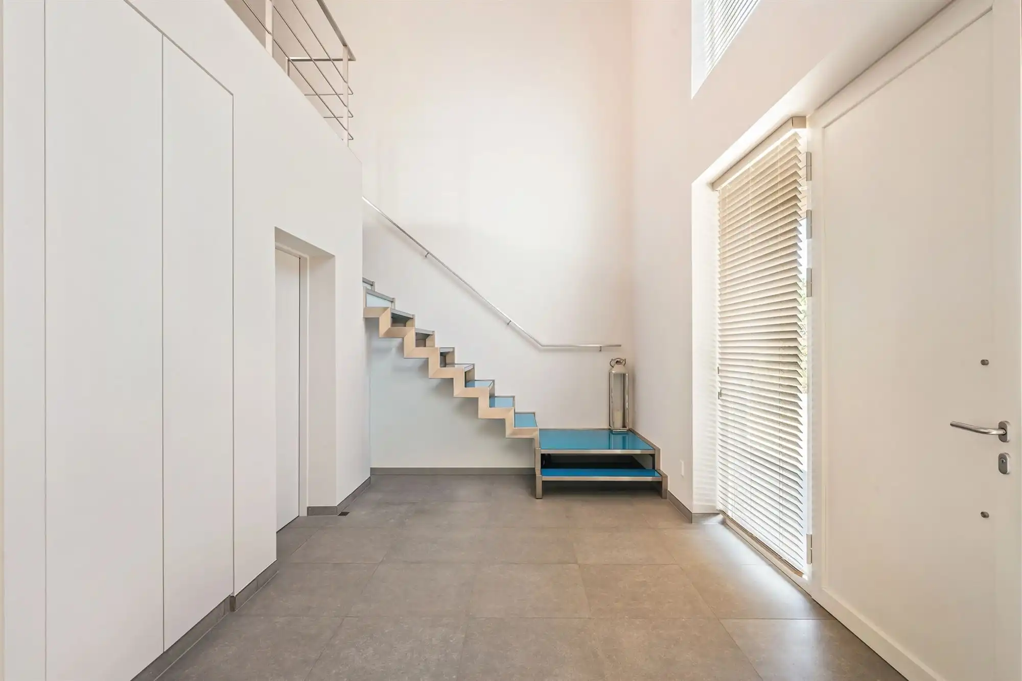 Knappe villa rond een glazen patio met gastenvleugel en 2 liften foto 4