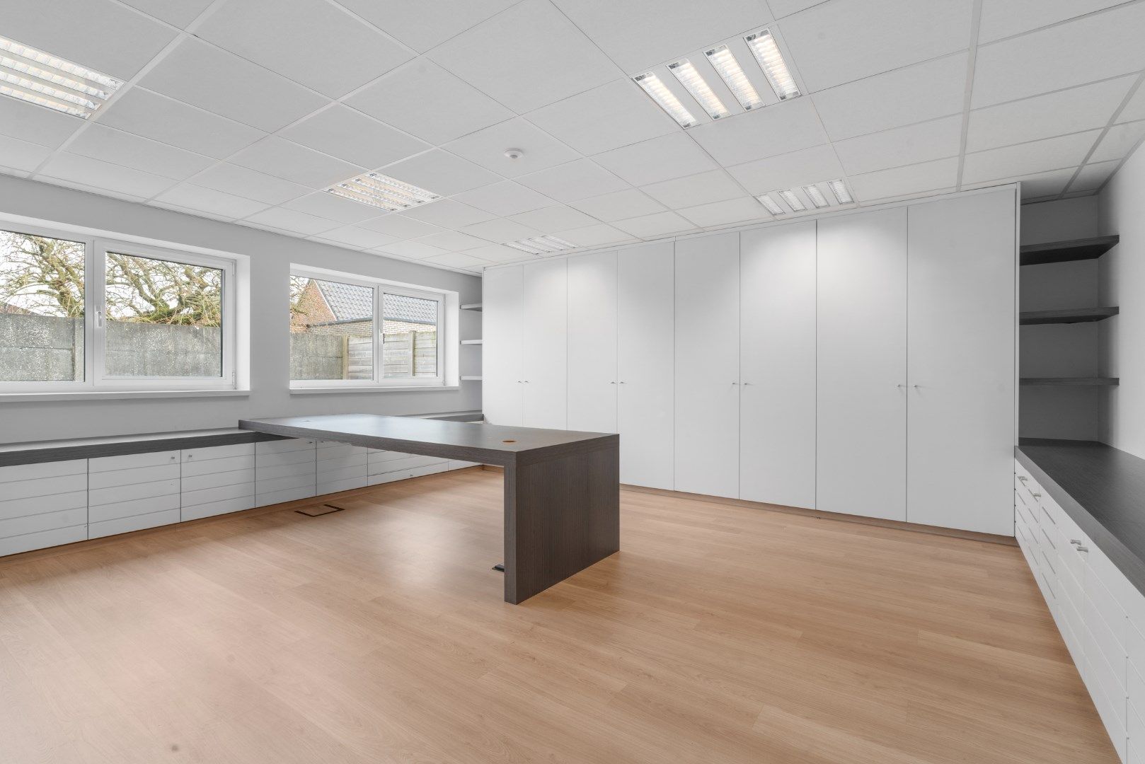 Magazijn met kantoren en conciërgewoning foto 8