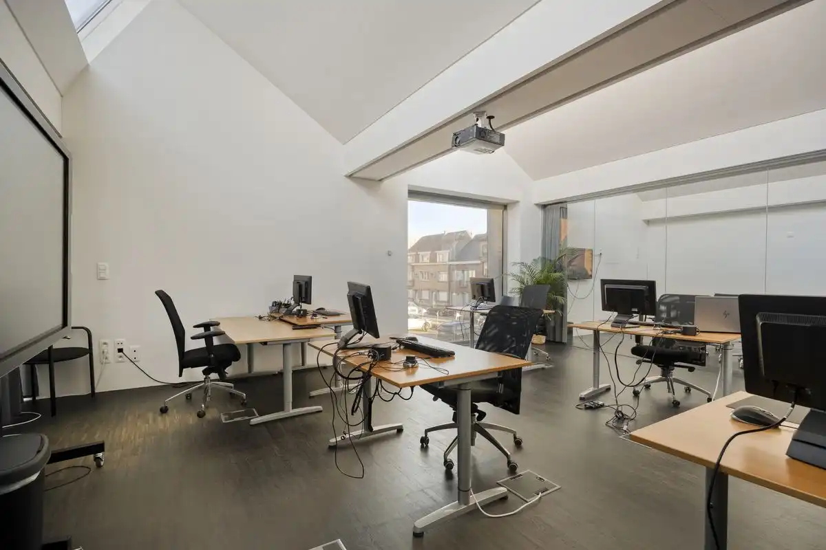 Moderne kantoorruimte op toplocatie nabij E40 en stadscentrum foto 10