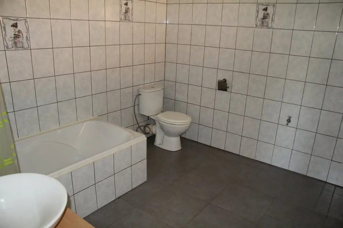 Woning met 2 slaapkamers, stalling en diepe tuin foto 8