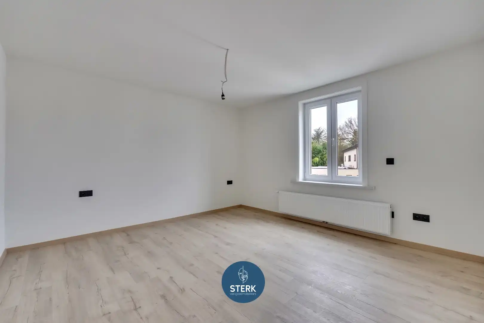 MODERN GERENOVEERDE GEZINSWONING MET 5 SLPKS + 2 BADKAMERS TE LANAKEN !  foto 16