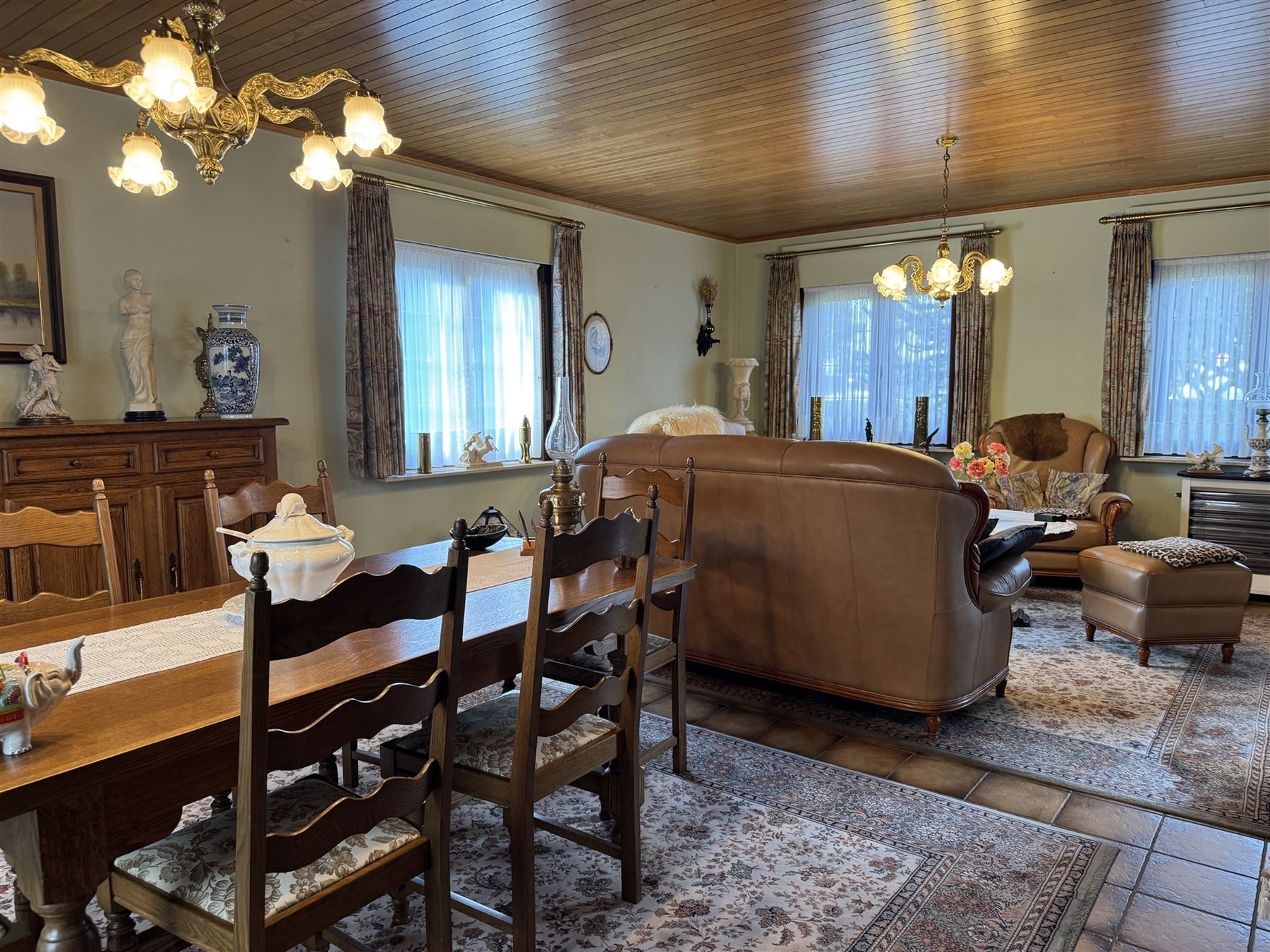 Ruime woning met drie slaapkamers en grote veranda foto 5