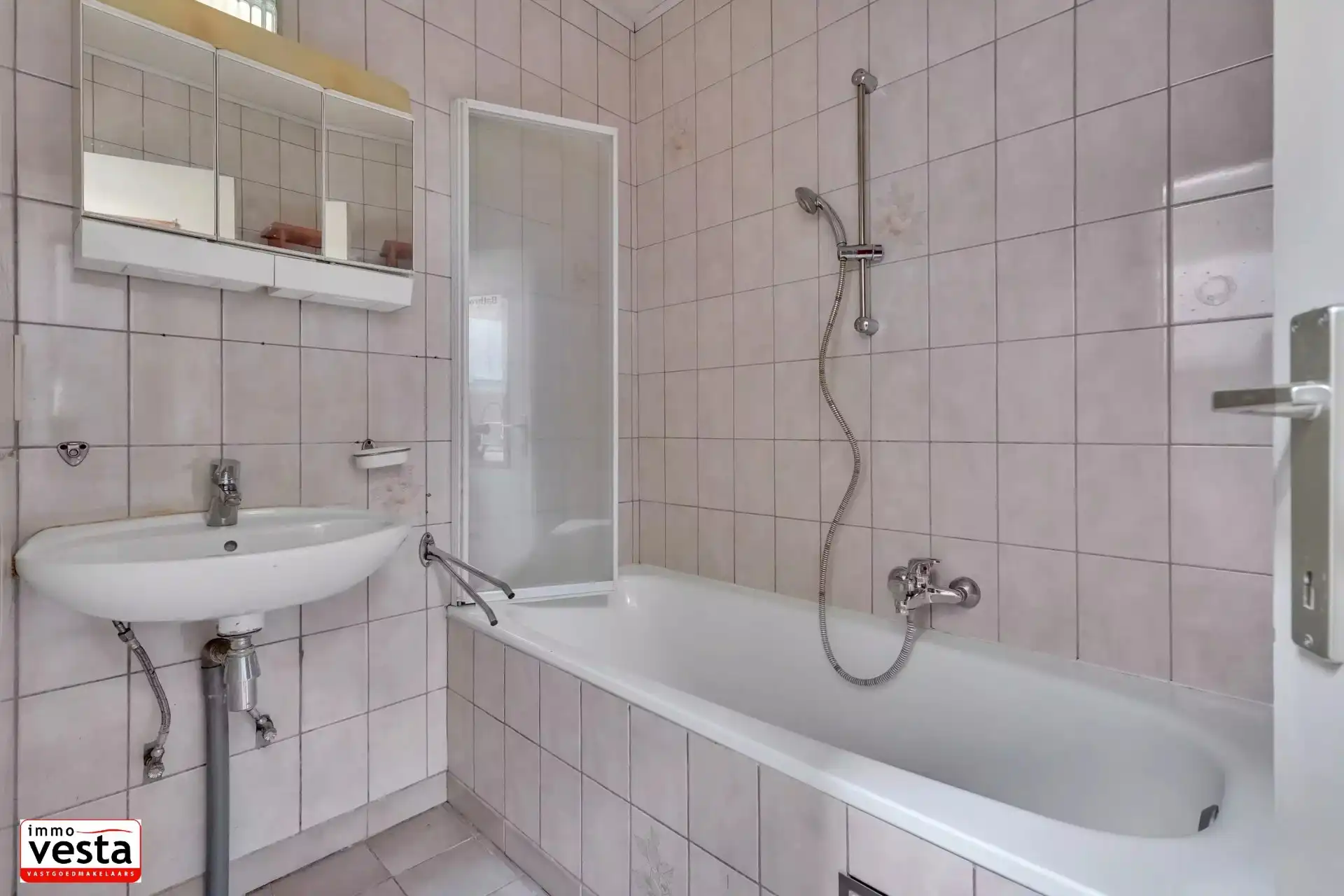 Op te knappen stadwoning op goede locatie foto 8