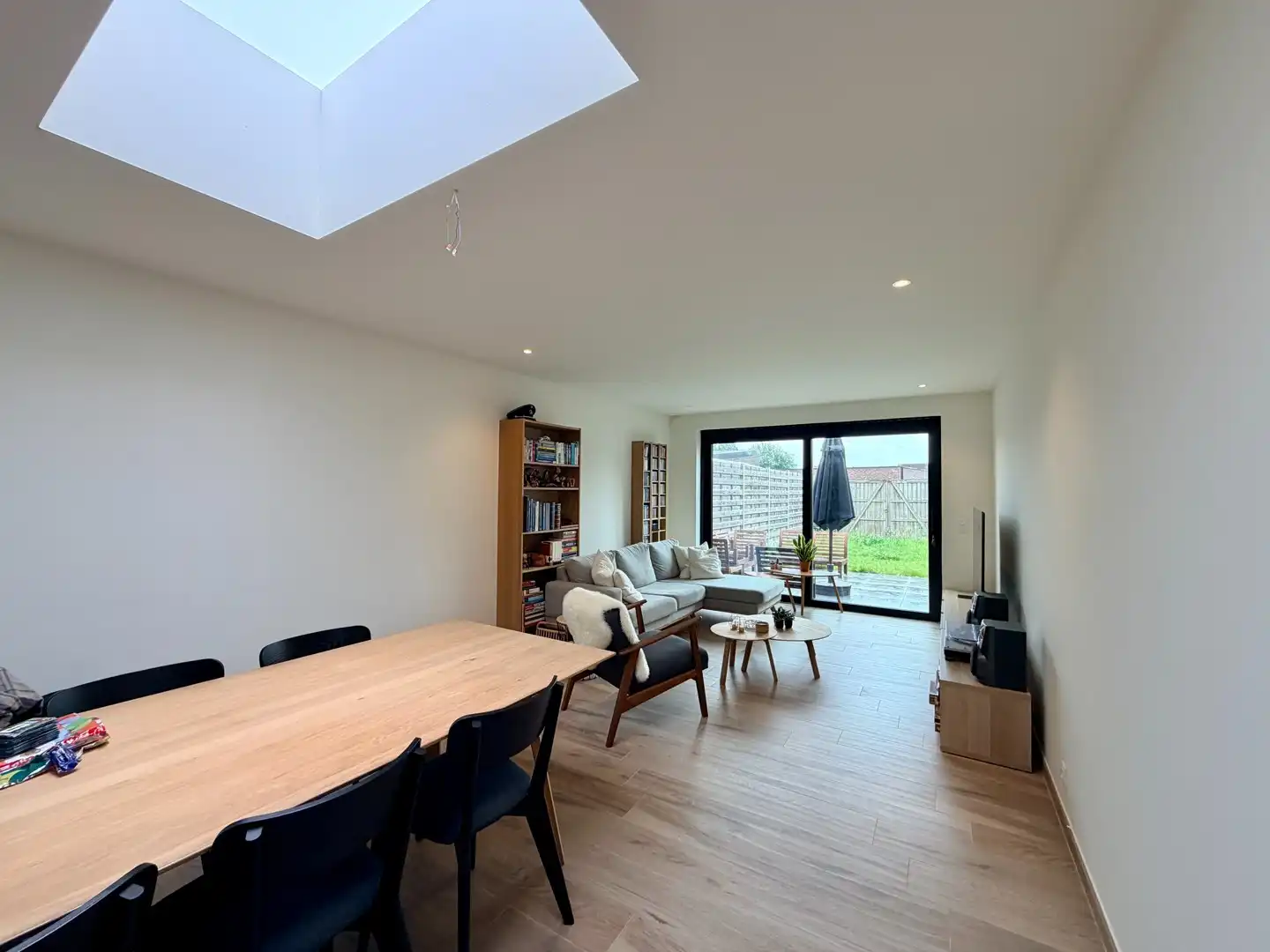 Gerenoveerde woning met drie slaapkamers & autostaanplaats te Roeselare! foto 6