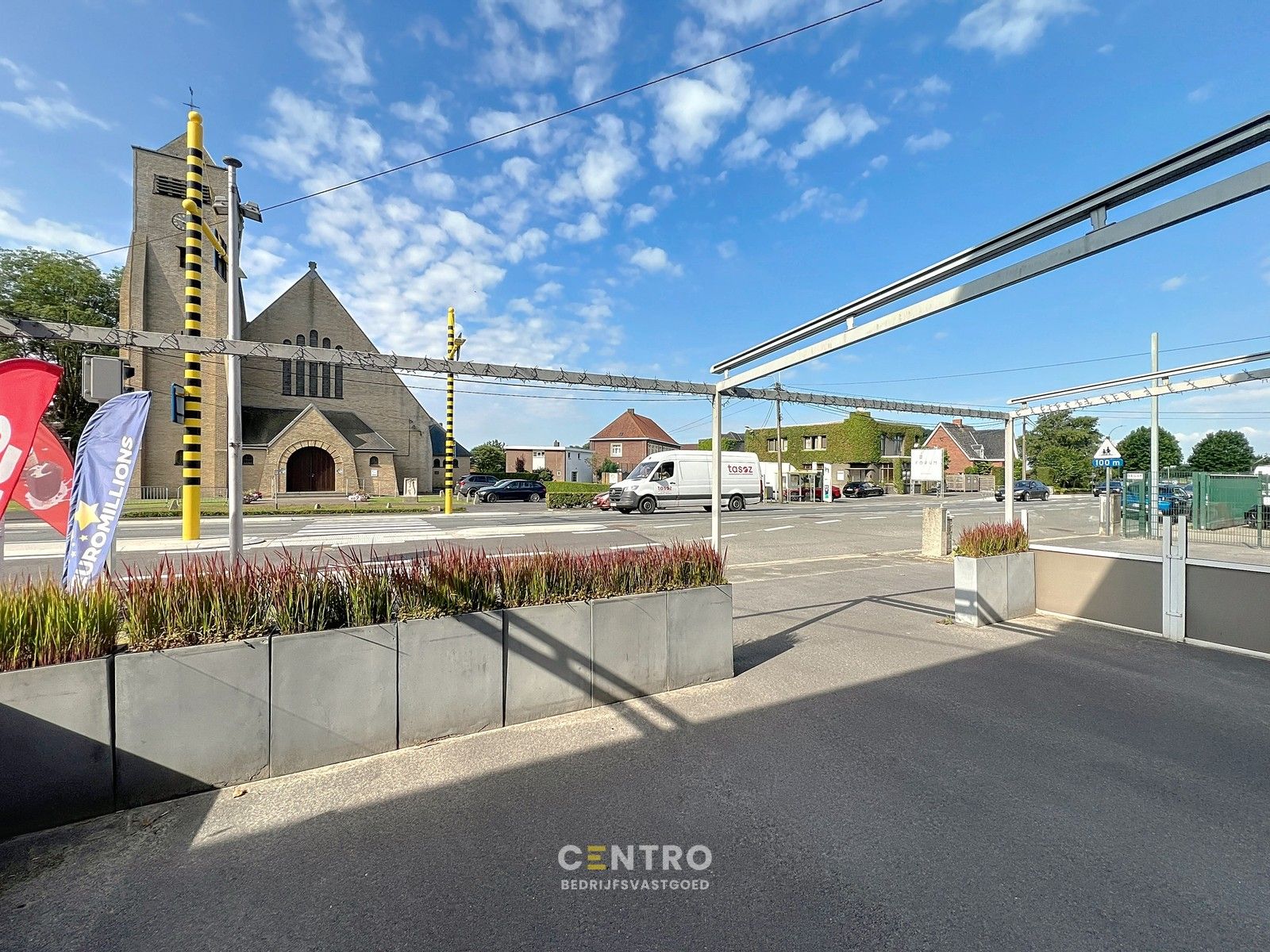 Handelshuis te TORHOUT te koop op verbindingsweg met veel passage. Heden nog ingericht als frituur ! foto 2