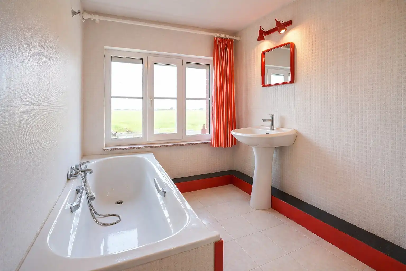 Alleenstaande woning met veel potentieel op 655m² te Houthulst. foto 9