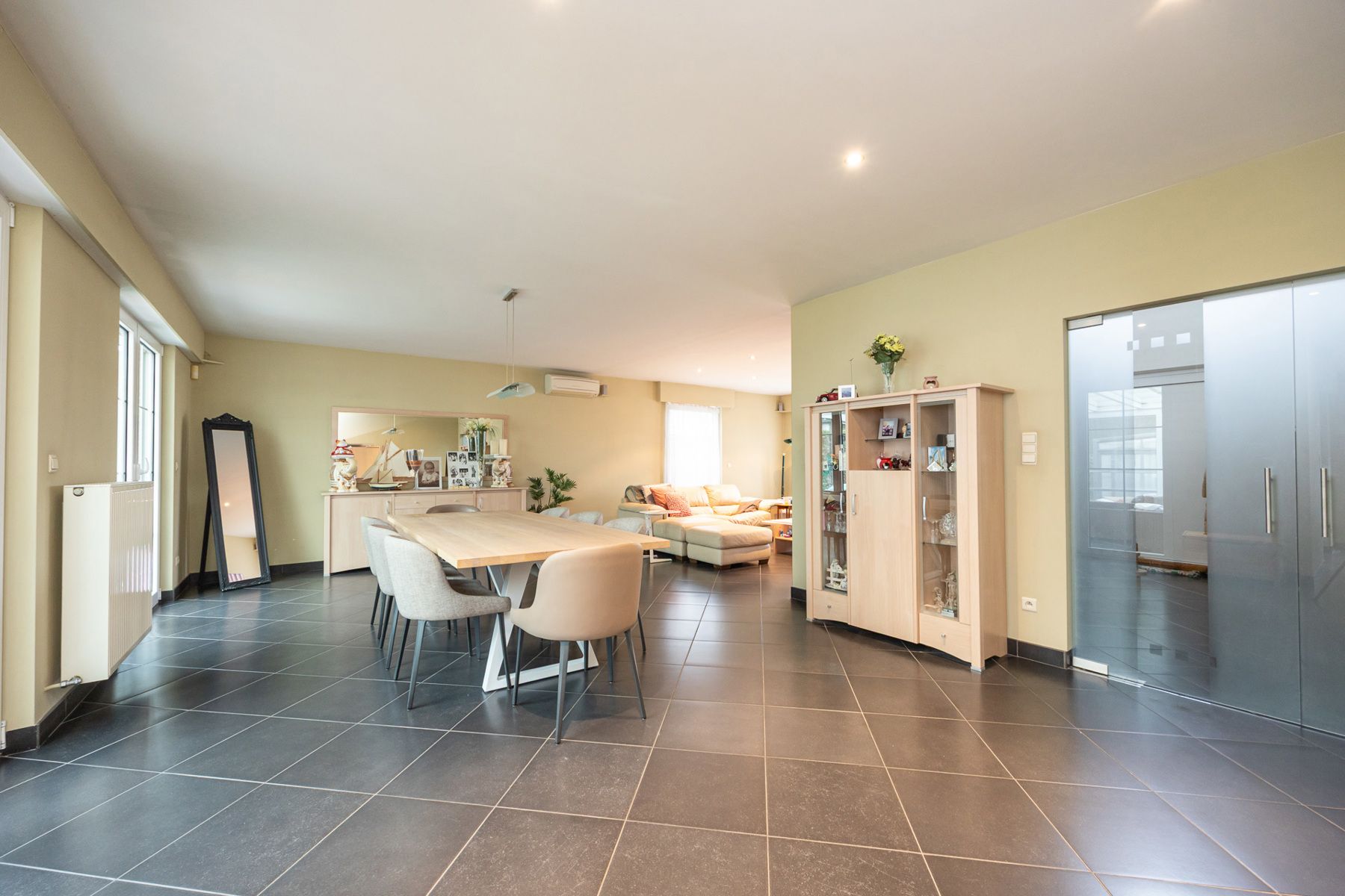 Energiezuinige villa met 5 slaapkamers en ruim bijgebouw op een perceel van 1.240m². foto 3