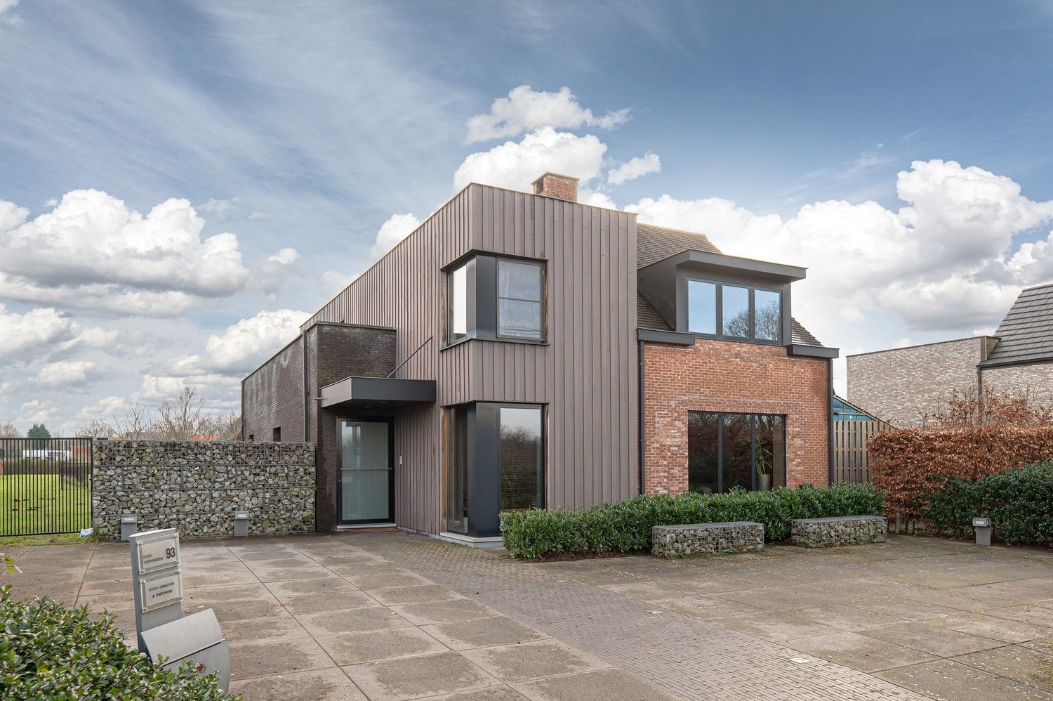Modern gerenoveerde woning met 4 slpkm foto 3