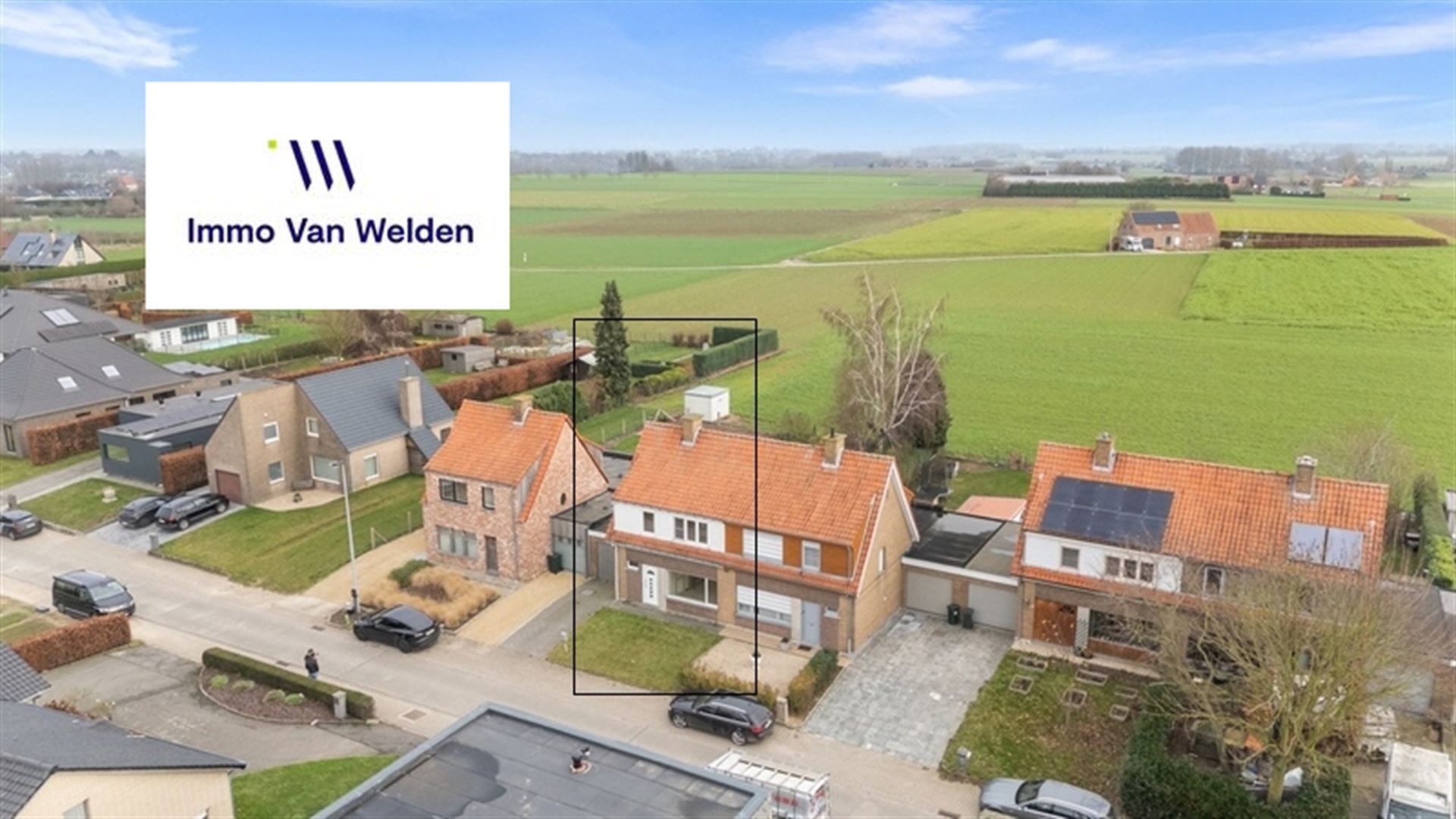 Te renoveren halfopen woning met garage en tuin in landelijke omgeving te Wortegem-Petegem. foto {{pictureIndex}}