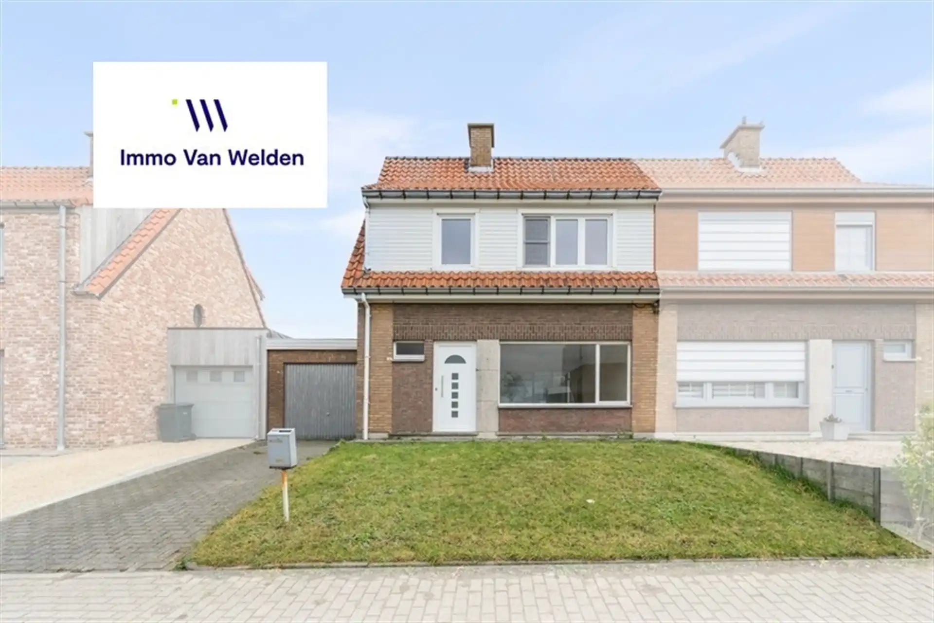 Te renoveren halfopen woning met garage en tuin in landelijke omgeving te Wortegem-Petegem. foto {{pictureIndex}}