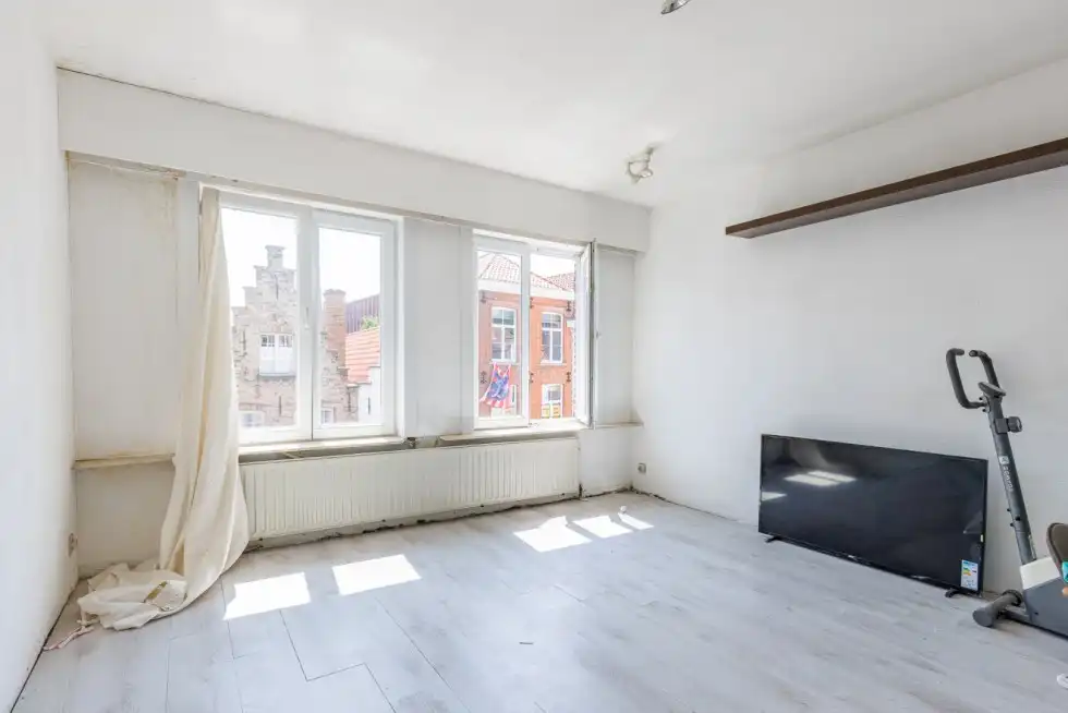 Brugge centrum  Smedenstraat  Ruim handelspand met woonst . Mooie huuropbrengst , verhuurd aan 2.200 euro per maand  6 % NETTO OPBRENGST foto 13