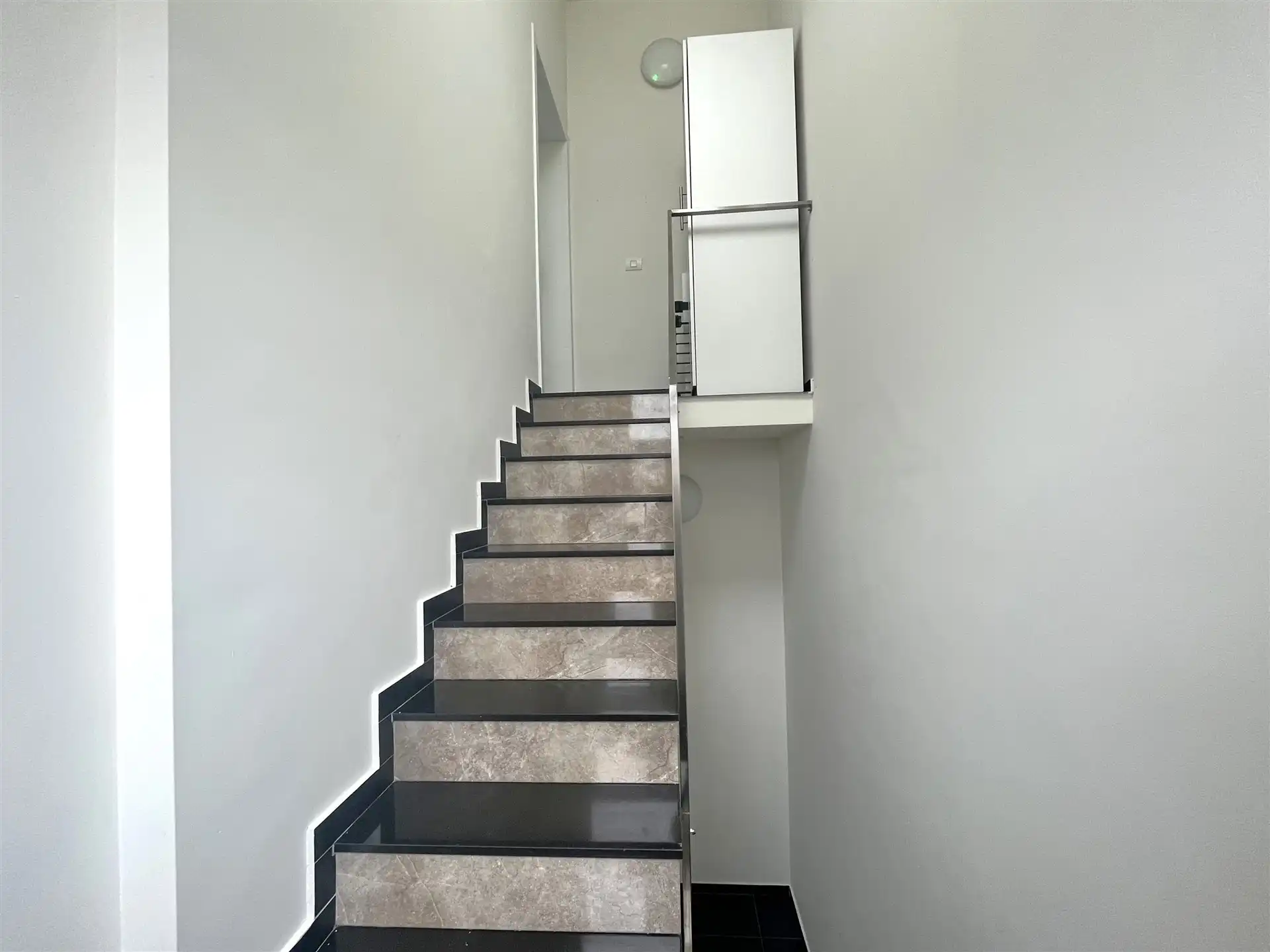 Lichtrijk appartement op toplocatie in Deurne! foto 9