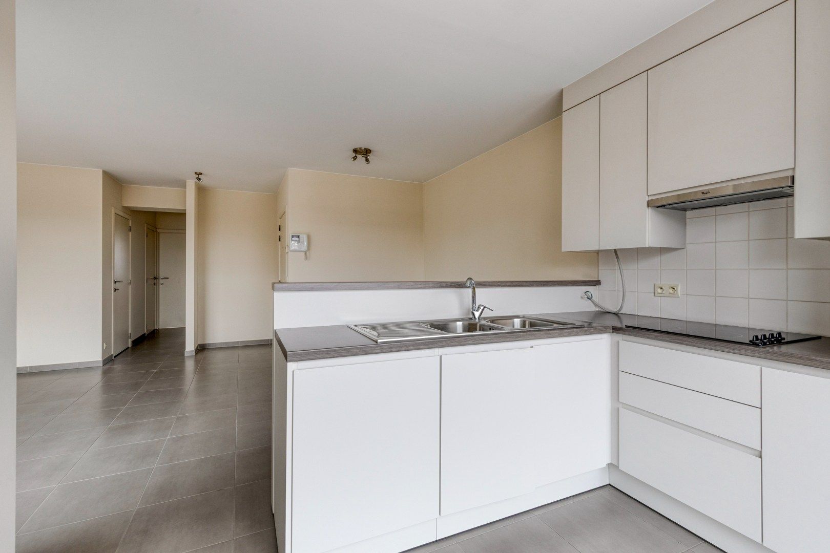 Mooi recent appartement met groot terras en garage! foto 7