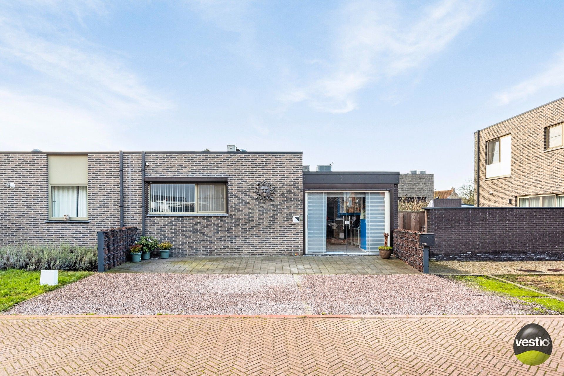 GELIJKVLOERSE EN ENERGIEZUINIGE WONING IN SINT-TRUIDEN foto {{pictureIndex}}