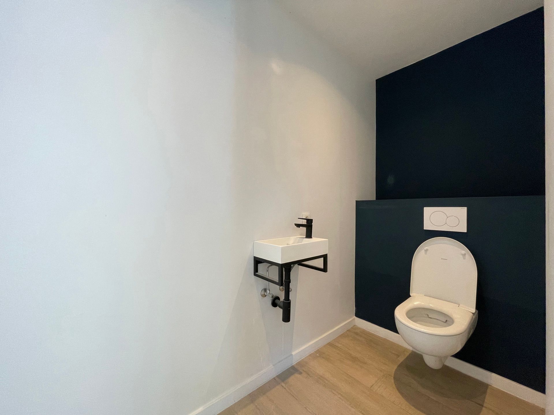 Vernieuwd 2-slpk appartement met tuin in centrum Herzele foto 11