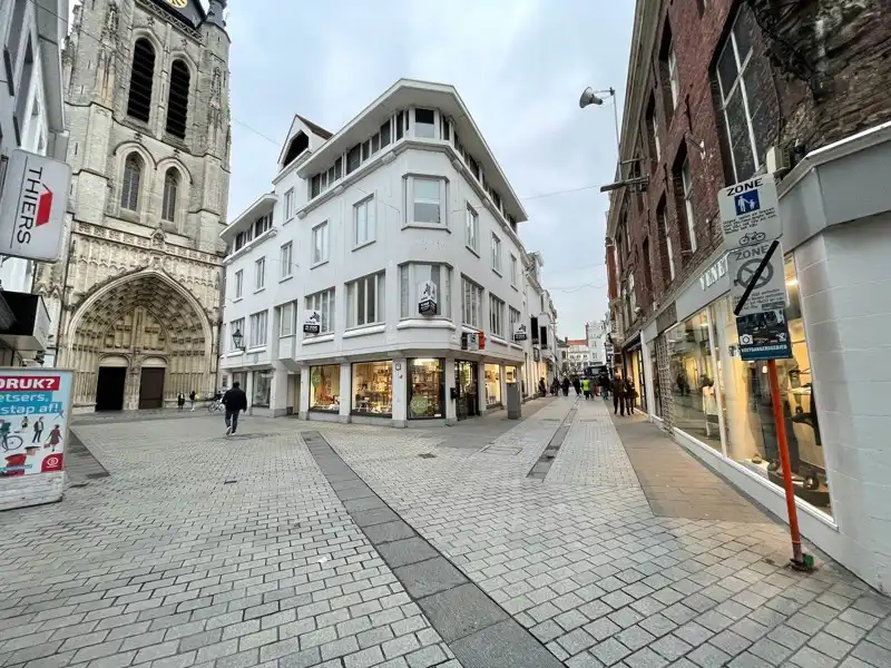 Instapklaar 2-slaapkamer appartement in hartje Kortrijk! foto {{pictureIndex}}