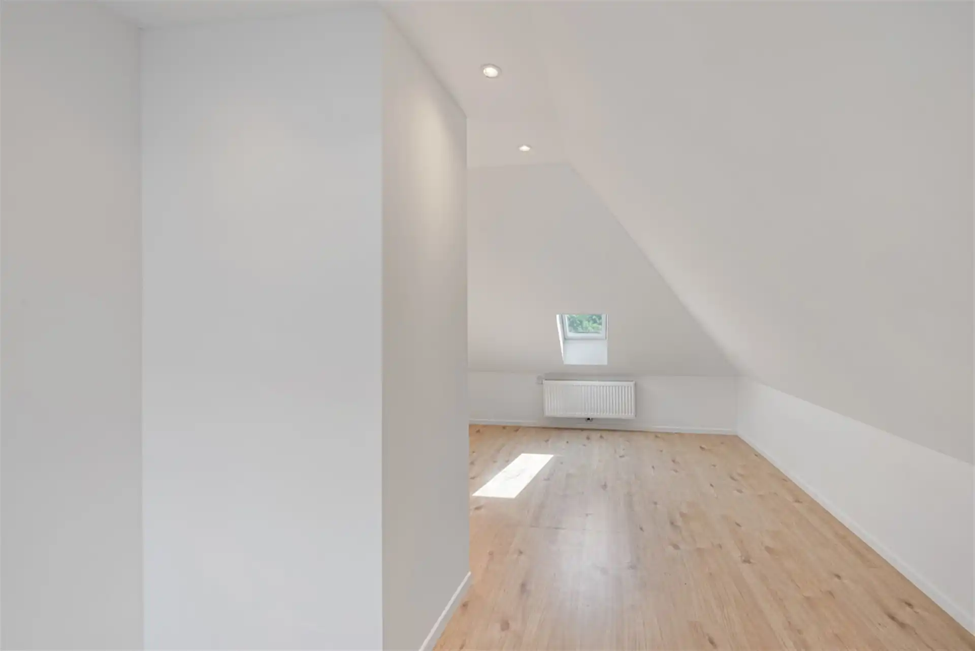 Prachtige HOB met vier slaapkamers, bureau en grote tuin foto 16