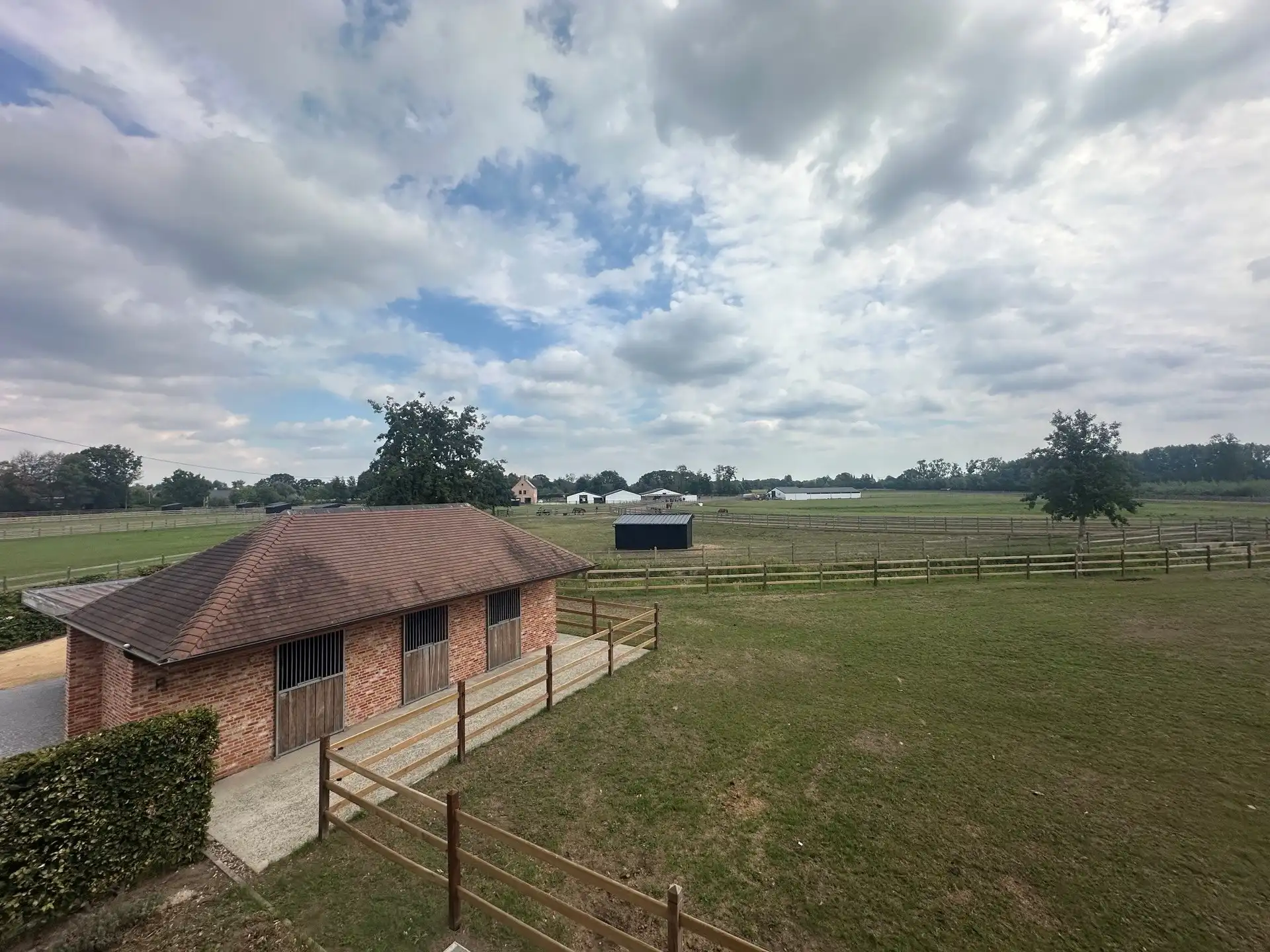 Klassevolle open bebouwing met 4 slaapkamers en prachtig landelijk uitzicht foto 24