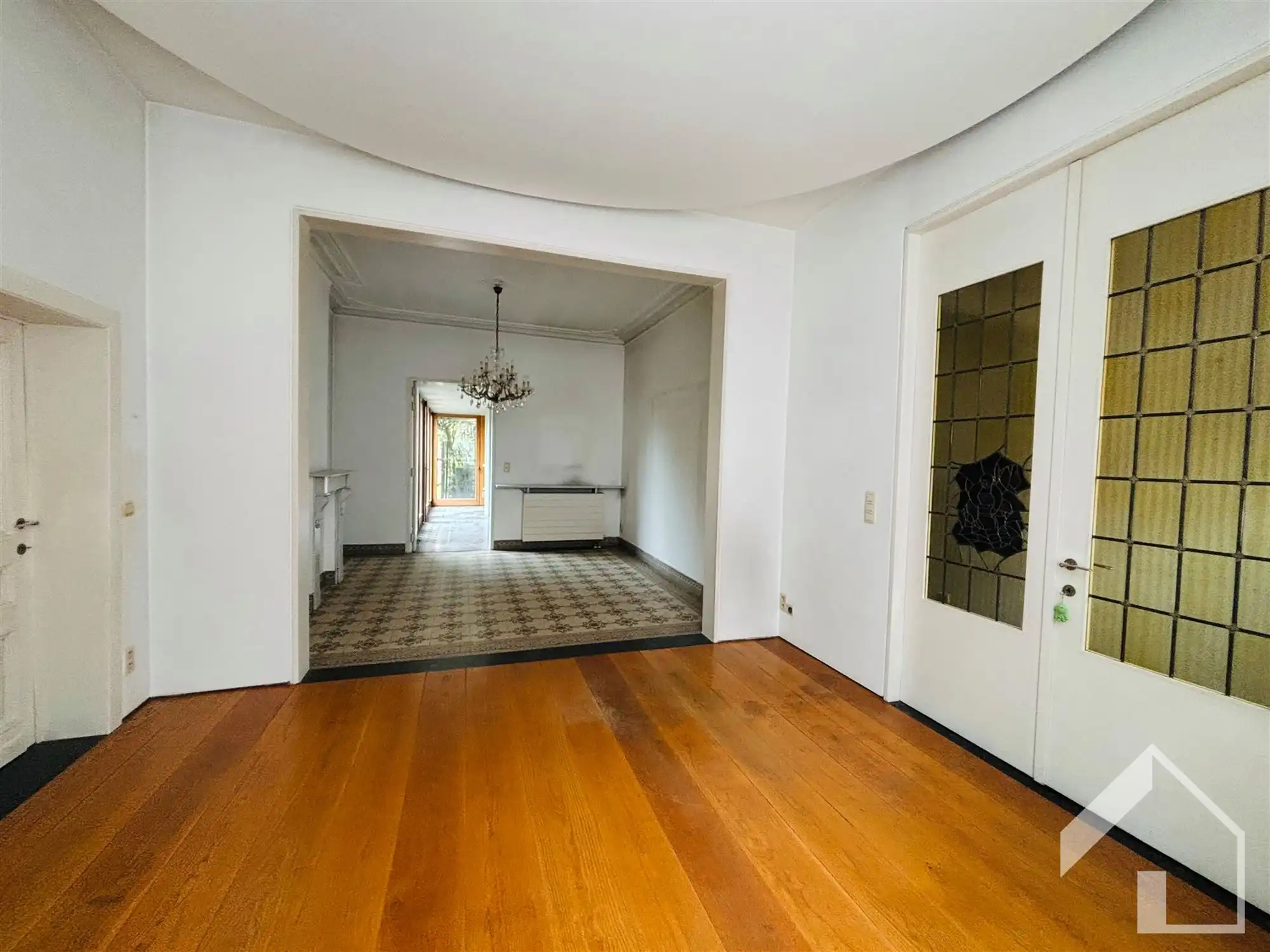 Hoekwoning met authentieke elementen en 4 garages foto 6