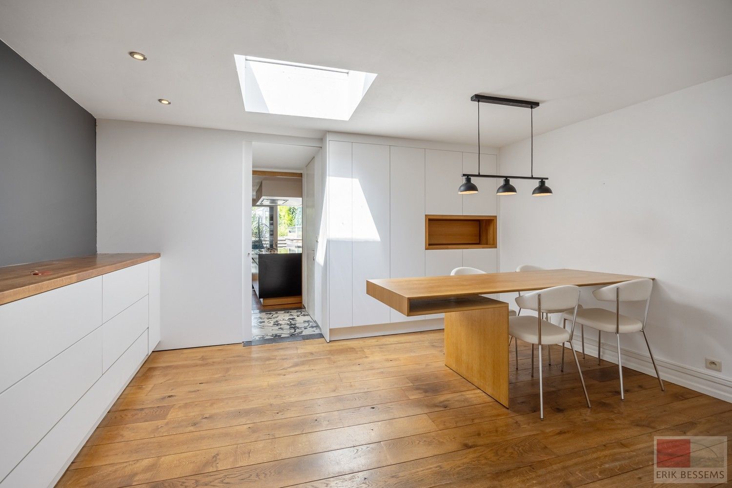 Licht op te frissen woning met drie slaapkamers, gelegen in een gezellige woonomgeving. foto 13