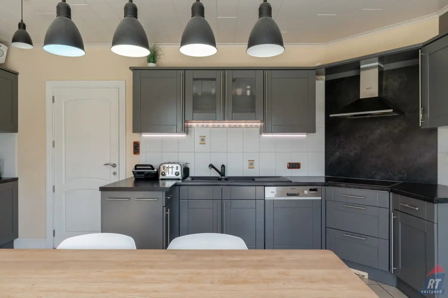 Zeer ruime, instapklare gezinswoning met  4 tot 5 slaapkamers foto 9