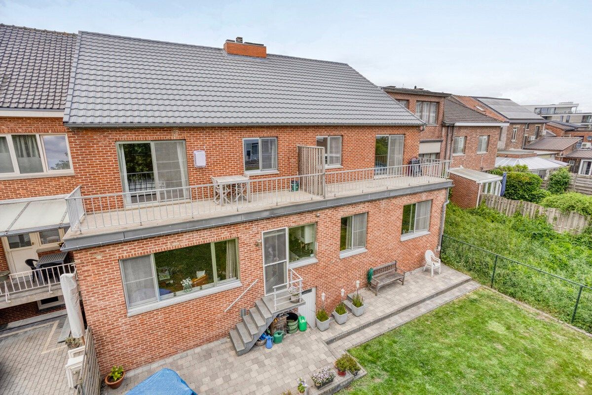 Opbrengsteigendom met 3 appartementen, garages en tuin foto 2