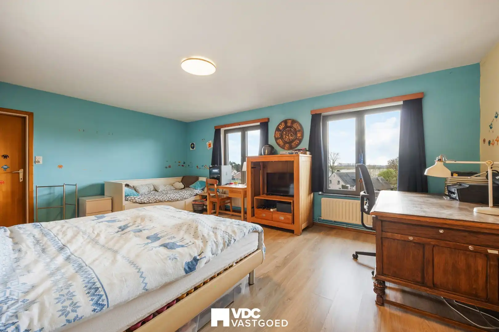 Ruime villa met praktijkruimte of extra woonruimte, zicht op bloesemweide en perceel van 1.745 m² foto 25