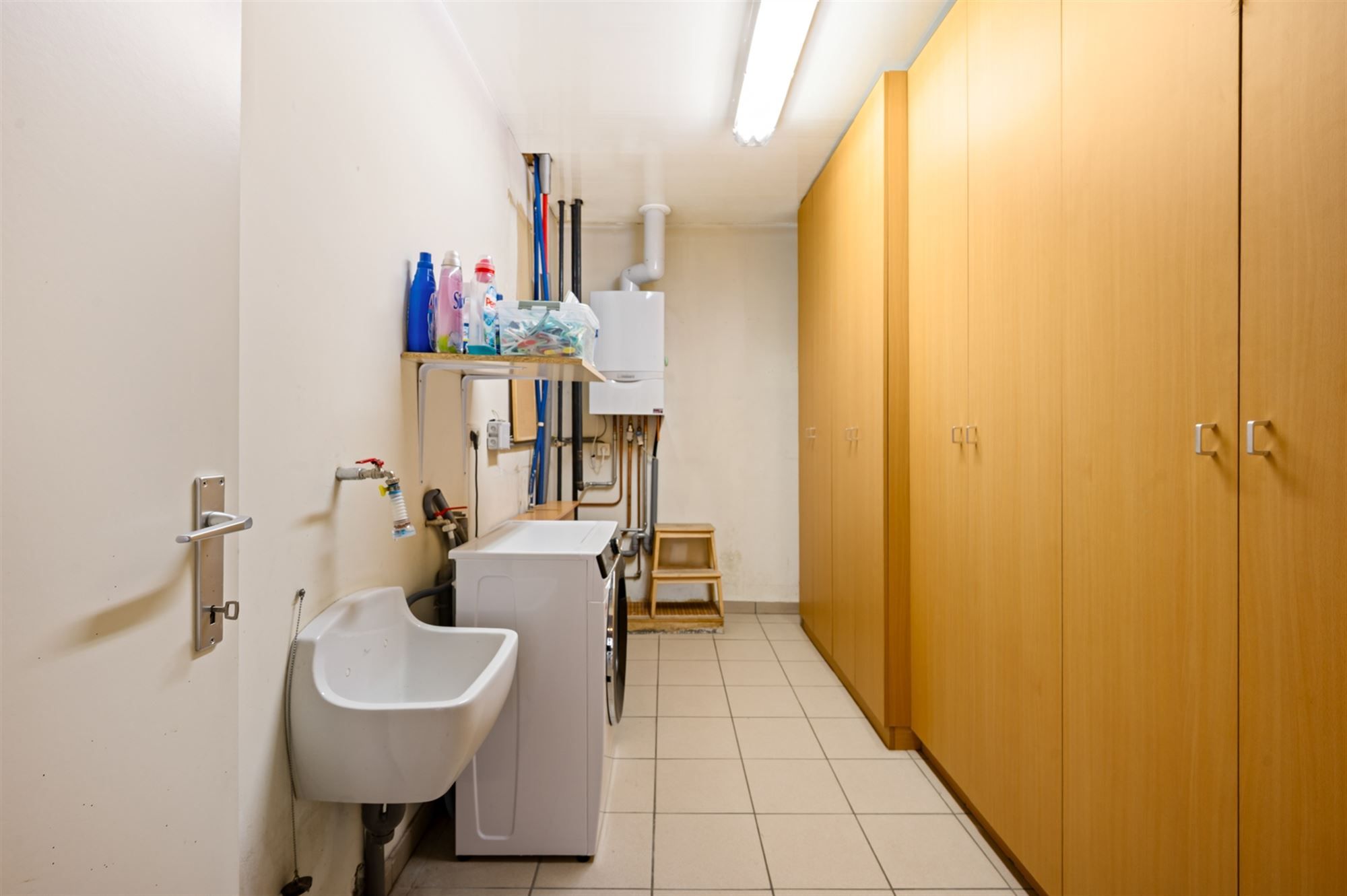 Ruim 2 slaapkamer appartement met 2 overdekte staanplaatsen en grote tuin foto 15