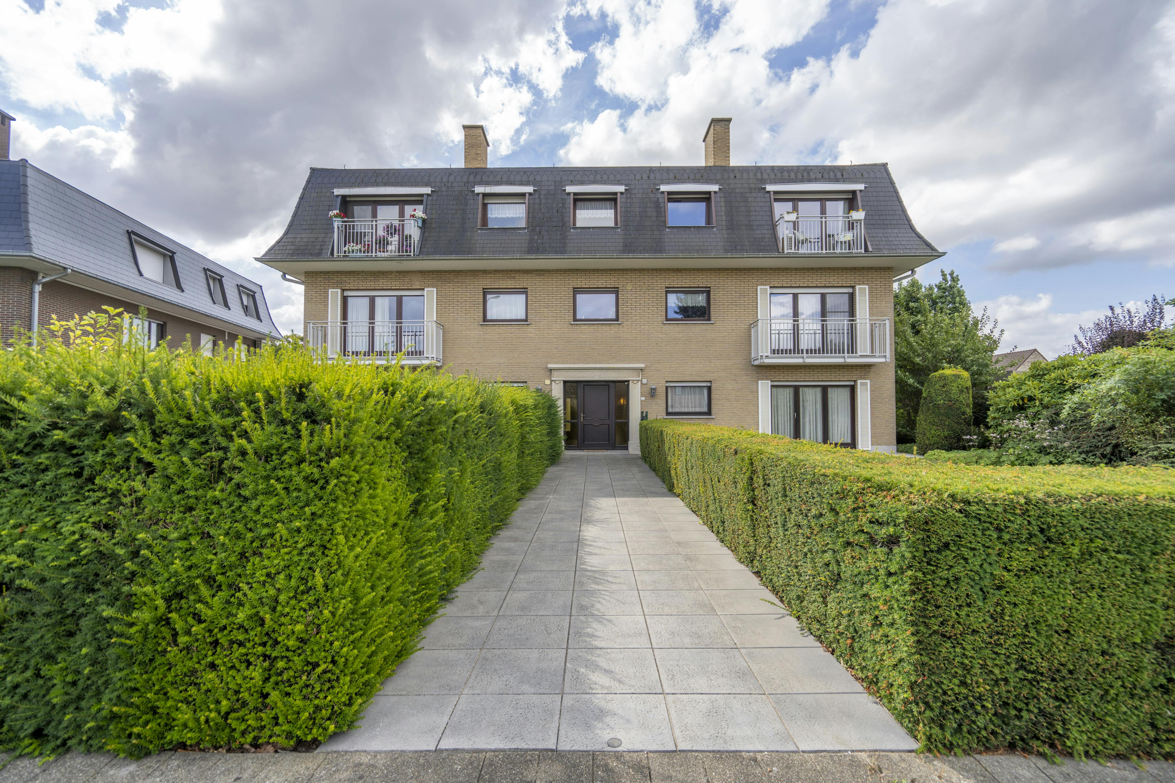  Ruim woonappartement (151 m²) te koop in Heule foto {{pictureIndex}}