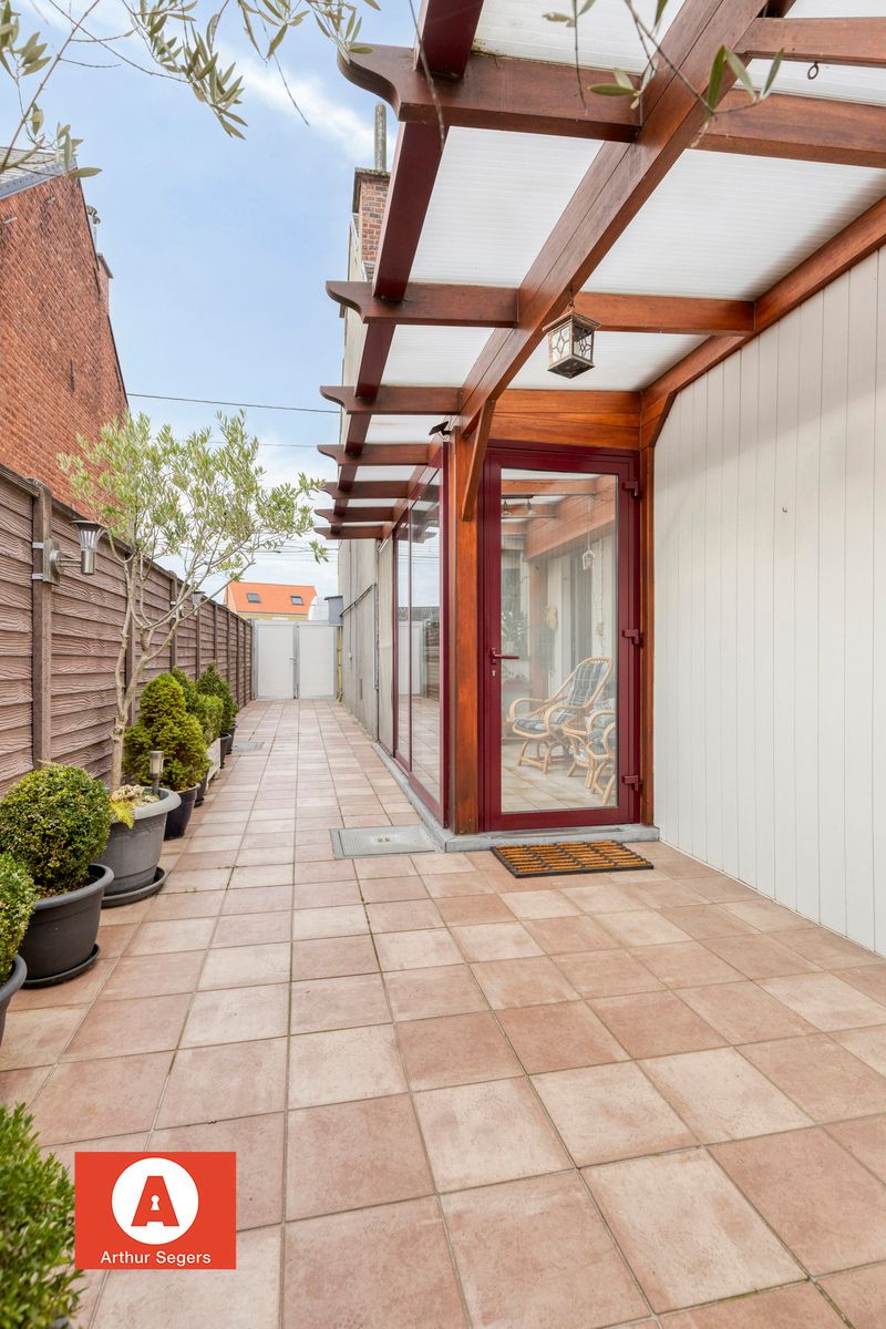 Verzorgde half-open bebouwing met oprit. foto 14