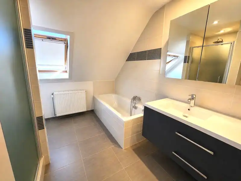 🏡 Moderne gezinswoning TE HUUR met tuin, garage en 3 slaapkamers op topligging in Waregem! foto 7