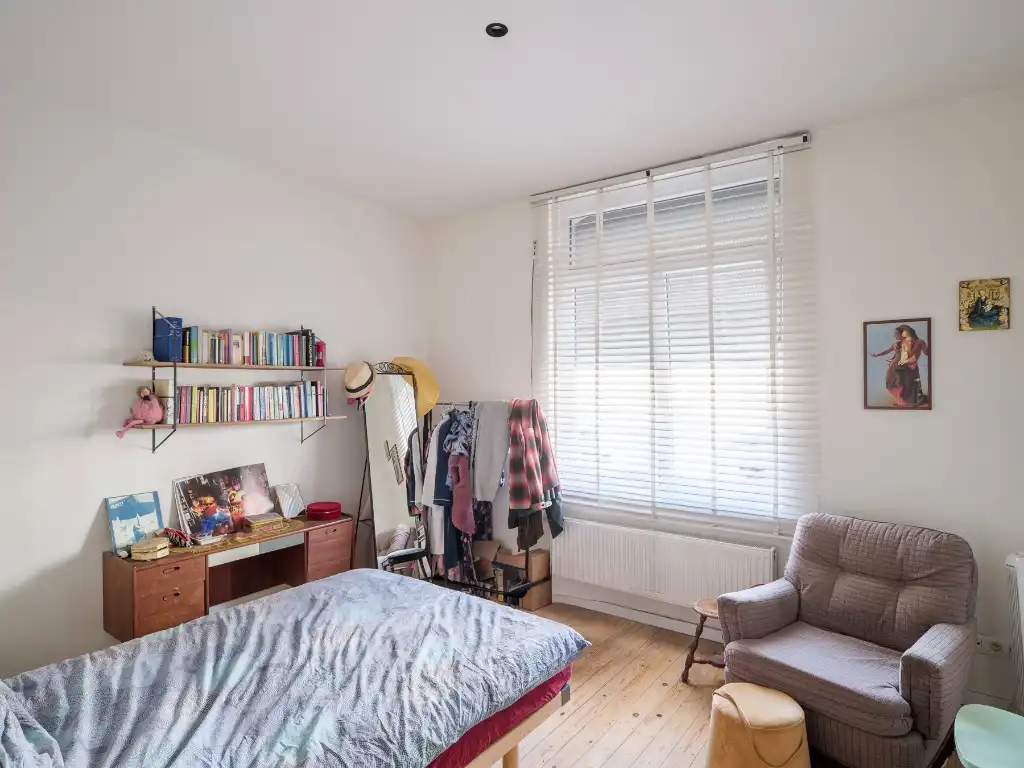 Lichtrijke stadswoning met 3 slaapkamers en buitenruimte, gelegen in een rustige straat op korte afstand van het centrum van Gent. foto 5