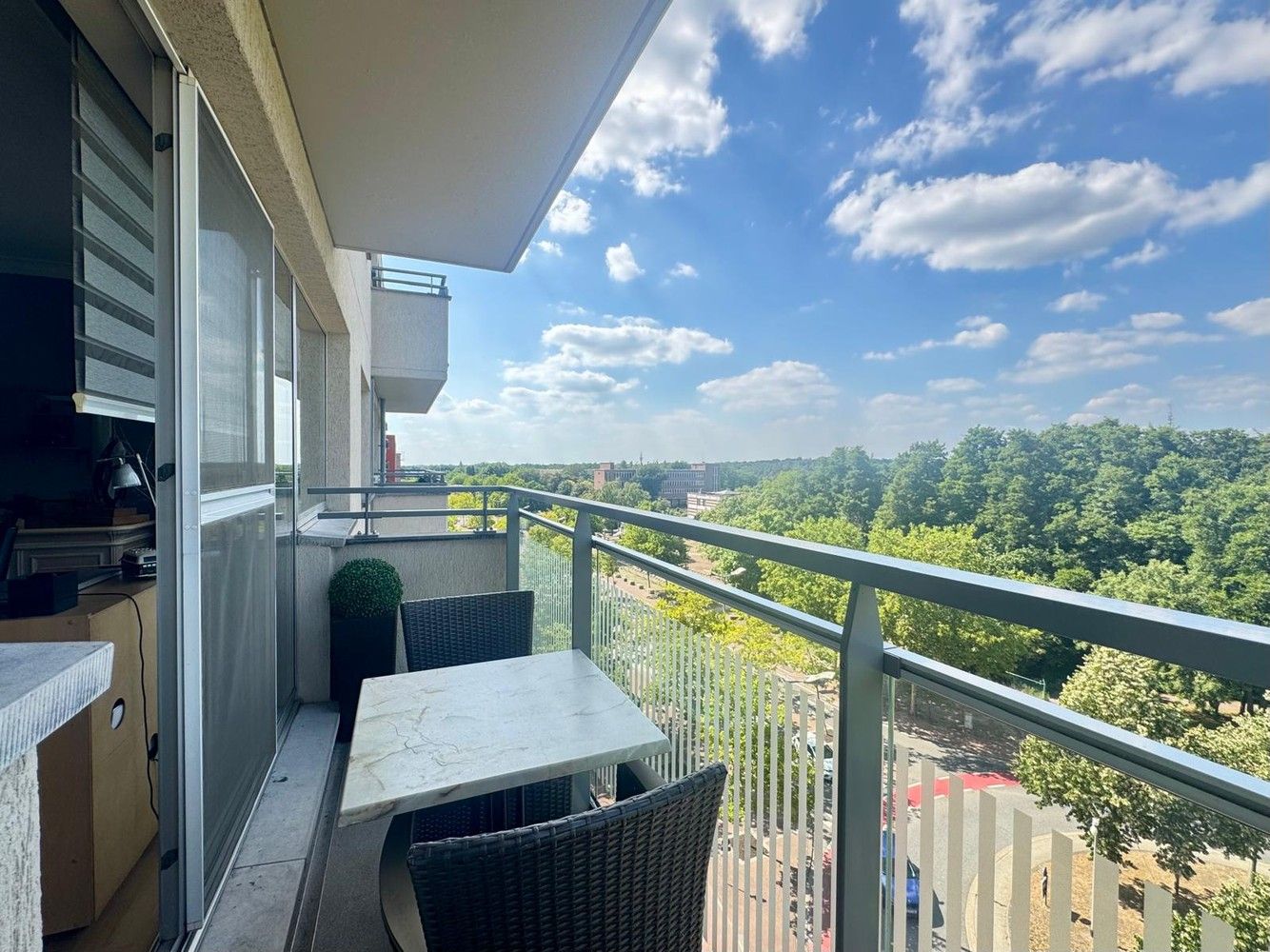 Intrekklaar appartement met terras midden in Genk centrum foto 7
