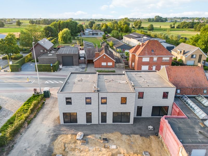 Hooglede: gesloten nieuwbouwwoning met 3 slaapkamers, zuid-gerichte tuin, carport en berging op een perceel van 169 m², centrale ligging foto {{pictureIndex}}