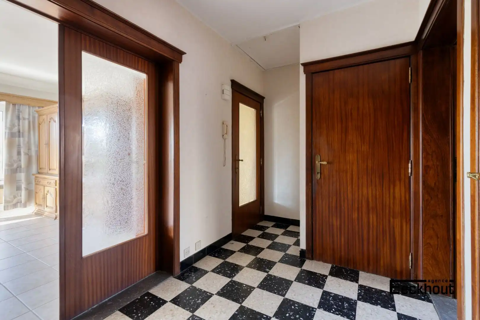 Zeer ruime woning boordevol potentieel met grote garages en mooi open zicht! foto 4