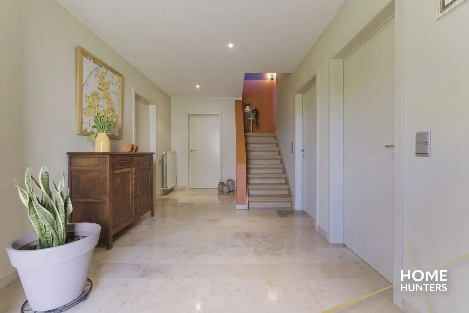 luxe villa met 4 slaapkamers, ruime tuin en een dubbele garage op een rustige locatie te Ieper foto 2