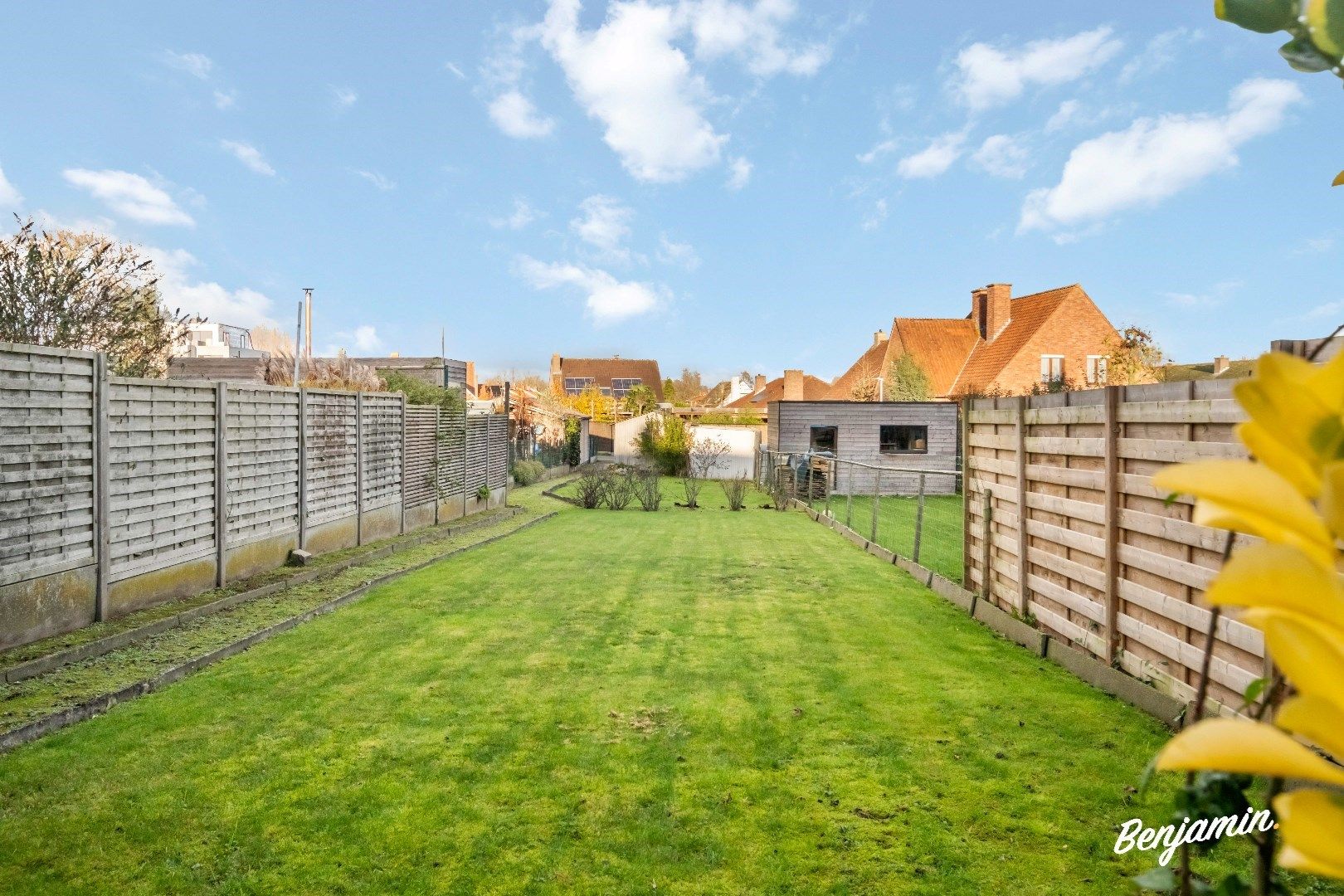 Rijwoning met grote tuin en dubbele garage in Dadizele foto 2