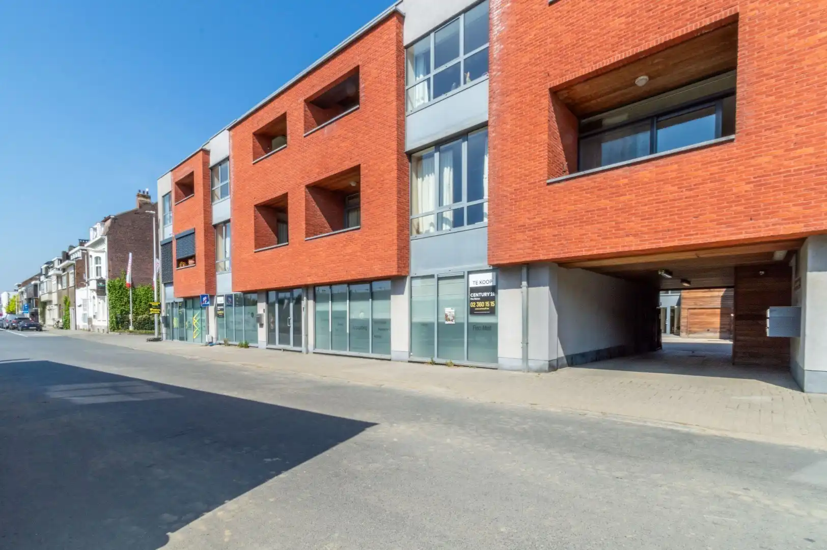 Ruime gelijkvloerse praktijk-, kantoor- en/of commerciële ruimte! foto 8