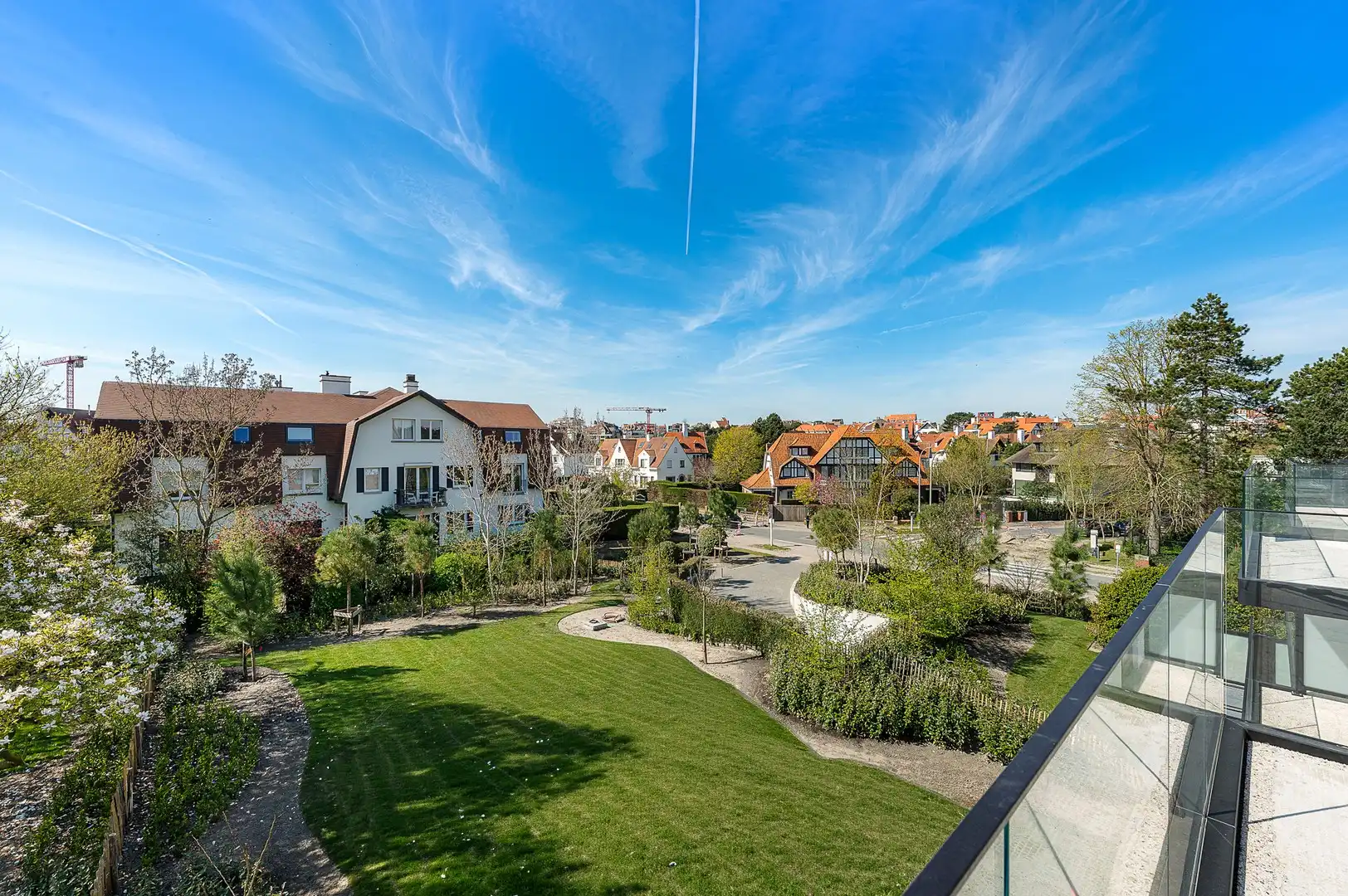 Zonnig gerenoveerd appartement met zuidwest gericht terras en open zicht op wandelafstand van het strand in hartje Zoute. foto 3