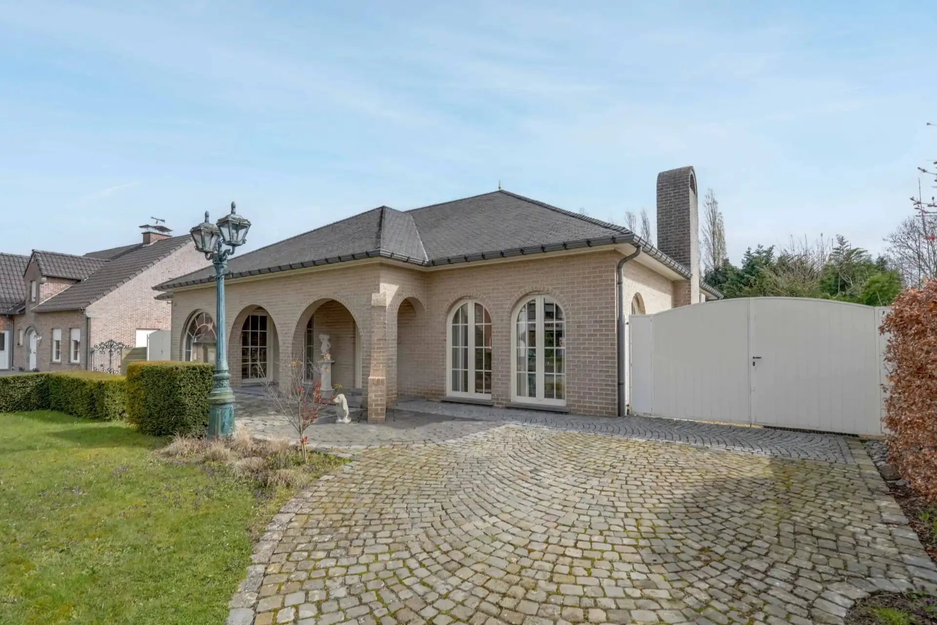 Ruime villa op een goede locatie foto 4