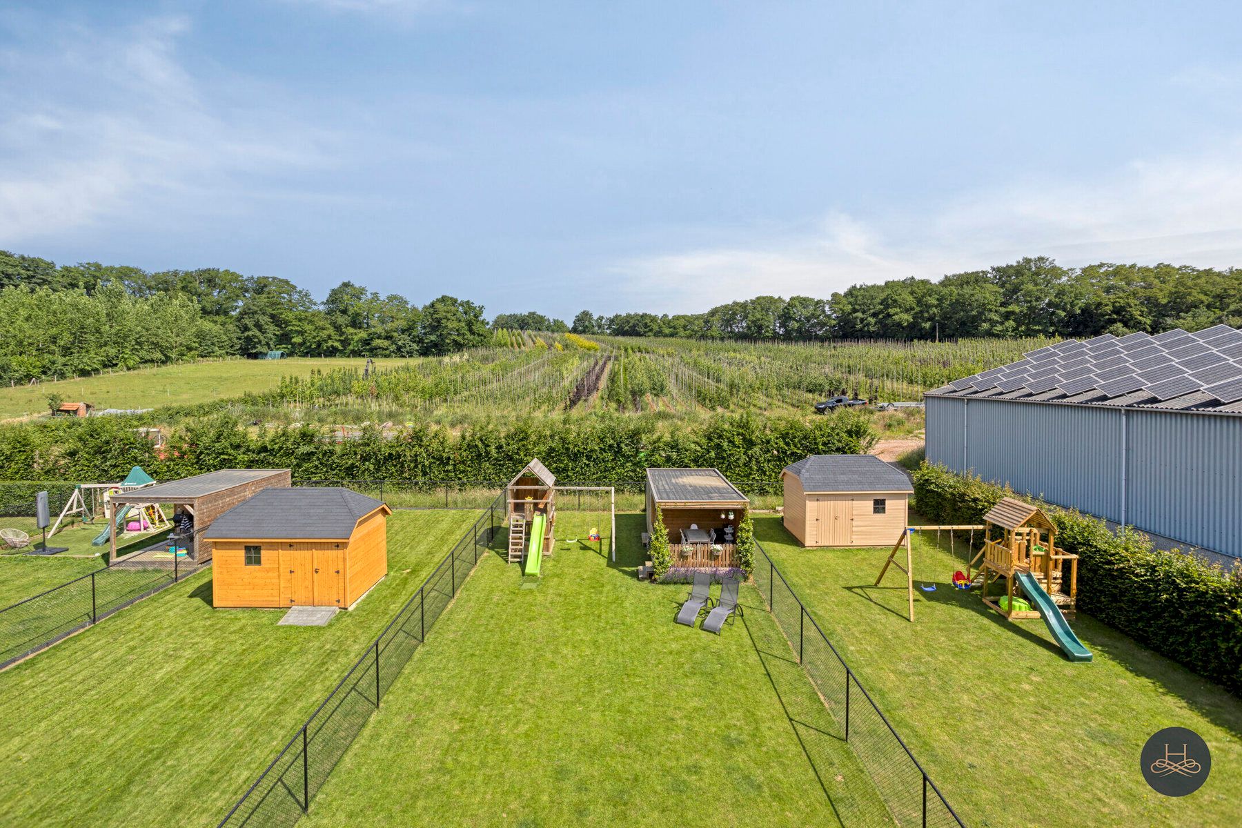 Recente moderne halfopen woning met zicht op groen foto 26